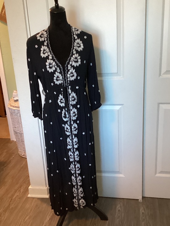 Free People Dresses & Skirts - Free People Maxi Dress with White Floral Embroidery and V-Neck M